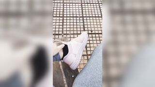 Cô gái thích khoe lồn nơi công cộng 13
