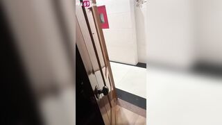 Nghiện Public, Bắt e học sinh đái trước cửa móc lồn cho hàng xóm phát hiện