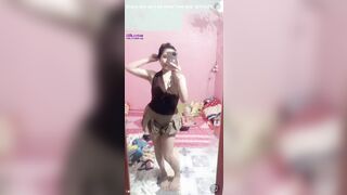 Seri thủ dâm idol Anh Thư rửa lồn cực cuốn sau khi dâm xong