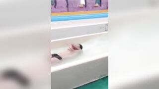 Sự cố lộ vú khi chơi cầu trượt nước P2