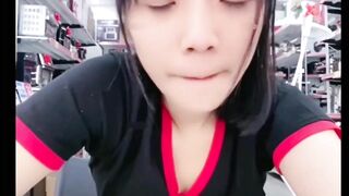 Shock, Đào thùy anh 2ka10 Nhân viên lén Móc public djt show trong Quán