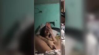 E mai Phương Ka9 Thủ dâm rên rỉ chảy nước lồn ra giường