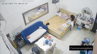 Quay lén 3 chị em thuê chung phòng trọ 7