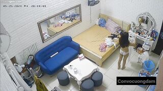Quay lén 3 chị em thuê chung phòng trọ 9