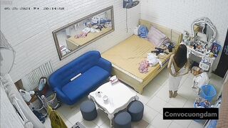 Quay lén 3 chị em thuê chung phòng trọ 9