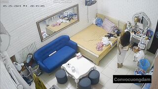 Quay lén 3 chị em thuê chung phòng trọ 9