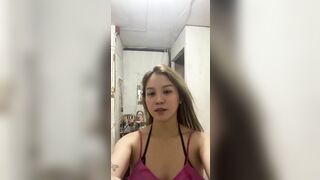 Ck đi làm xa vợ ở nhà quay boddy rồi móc lồn gửi ck xem