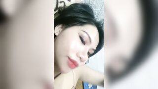 2 em tay vịn đợi mãi k có khách nằm móc lồn thủ dâm