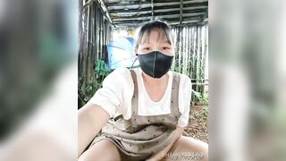 Bé bầu ra vườn hoà mình vào thiên nhiên nhưng lại gặp trời mưa nên liền thủ dâm
