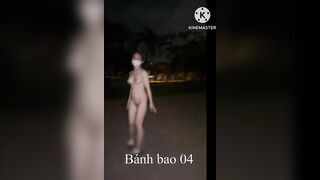 Vợ chiều chồng ra công viên không mặc quần áo