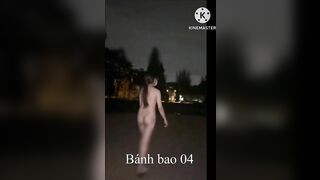 Vợ chiều chồng ra công viên không mặc quần áo