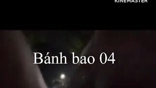 Trở vợ khoe vú trên xe