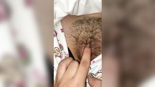 Em gái họ lên chơi ở lại đang ngủ thì bị anh họ vào móc lồn sướng chảy nước