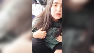 Nứng quá bắt con bạn vạch vú ra cho mình sục xong xuất lên mặt hên không ai thấy