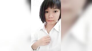 Đang học nhưng bị nứng phải vào nhà vệ sinh trường thủ dâm