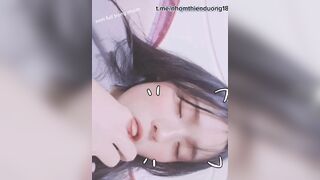 Mặt thì búng ra sữa , lồn thì búng ra nước