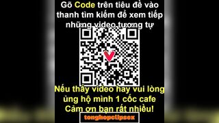 V8513B - Em Học Sinh Buồn Đái Quá Kéo Váy Lên Vừa Đi Vừa Đái Ngay Ngoài Đường