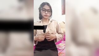 Full video chị gái đeo kính thủ dâm bắn nước sướng trợn cả mắt lên trần nhà
