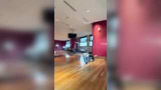 Gái Xinh Nứng Lồn Show Bướm Nơi Công Cộng Kích Thích 2