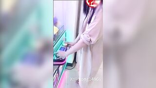 Dưới quấy cô gái không mặc quần lót