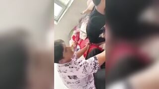 Nữ Sinh Để Đám Bạn Hấp Diêm Trong Bất Lực
