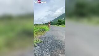 Em gái có sở thích cởi đồ cho trai xem lồn