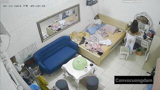 Quay lén 3 chị em thuê chung phòng trọ 10