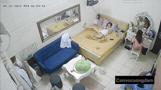 Quay lén 3 chị em thuê chung phòng trọ 11