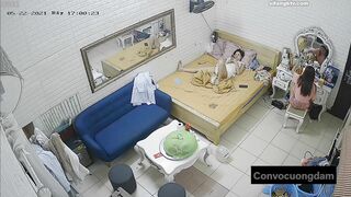 Quay lén 3 chị em thuê chung phòng trọ 11