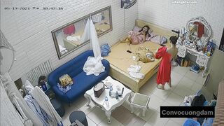 Quay lén 3 chị em thuê chung phòng trọ 12