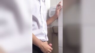 Sao lớp trưởng v m vào nhà vs hoài vậy?