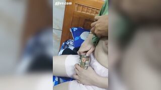 Lén bóp vú con em họ Lồn non mải chơi điện thoại R djt phá trinh