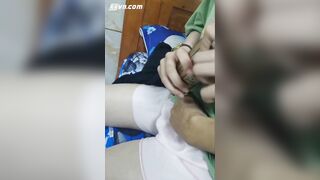 Lén bóp vú con em họ Lồn non mải chơi điện thoại R djt phá trinh