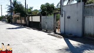 Chồng bắt vợ cởi quần áo ra ngoài đường