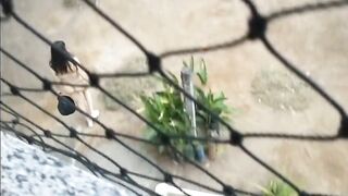 Chồng bắt vợ cởi quần áo ra đường bỏ rác