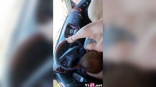Đang lái xe mà em cởi đồ ra bú mút làm anh sướng co giật