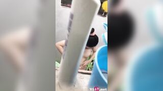 Khoảnh khắc đang quay lén thì bị phát hiện