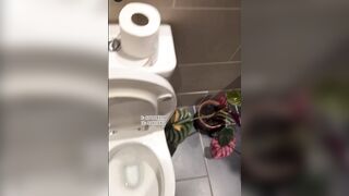 Đi vệ sinh thì em gái người yêu dâm đãng thèm cặcvus to lồn ngon thích uống tinh