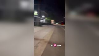 Đi đường em bứt dừng lại bú mút đến cửa nhà lại đòi tiếp