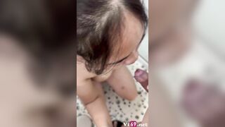 Đang mút thì chị bắt đái vô mặt