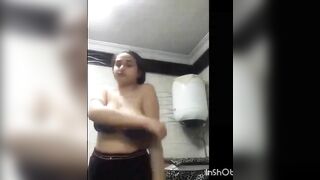 Phát hiện Clip Show Vú Móc lồn của Chị Giúp Việc nhà nên gạ djt nhau