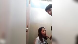 Đụ con bạn thân trong ngà vệ sinh của trường