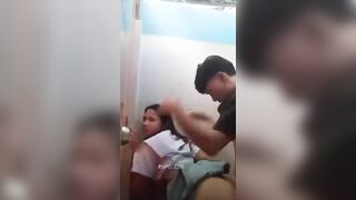 Đụ con bạn thân trong ngà vệ sinh của trường