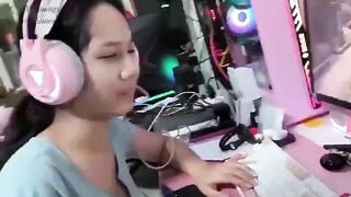 Đang chơi PUGB mà rhg bạn Cứ Bóp vú đòi chịch, Nên cởi quần áo vừa djt vừa chơi
