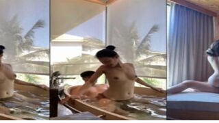 Từ bồn tắm đến phòng ngủ trong chuyến du lịch cùng em