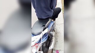Thanh niên vạch quần lén đài vô người chị em