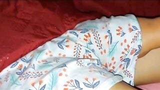 Cô em vợ nứng lồn chảy nước mà còn giã vờ ngủ nữa