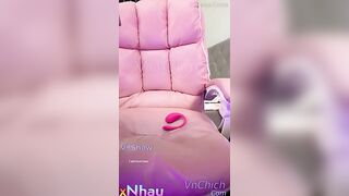 Em gái xinh live stream thủ dâm