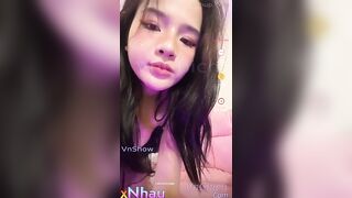 Em gái xinh live stream thủ dâm