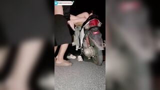 Em gái đi chơi về khuya ở đoạn đường vắng bị 2 thanh niên đè ra địt toét lồn